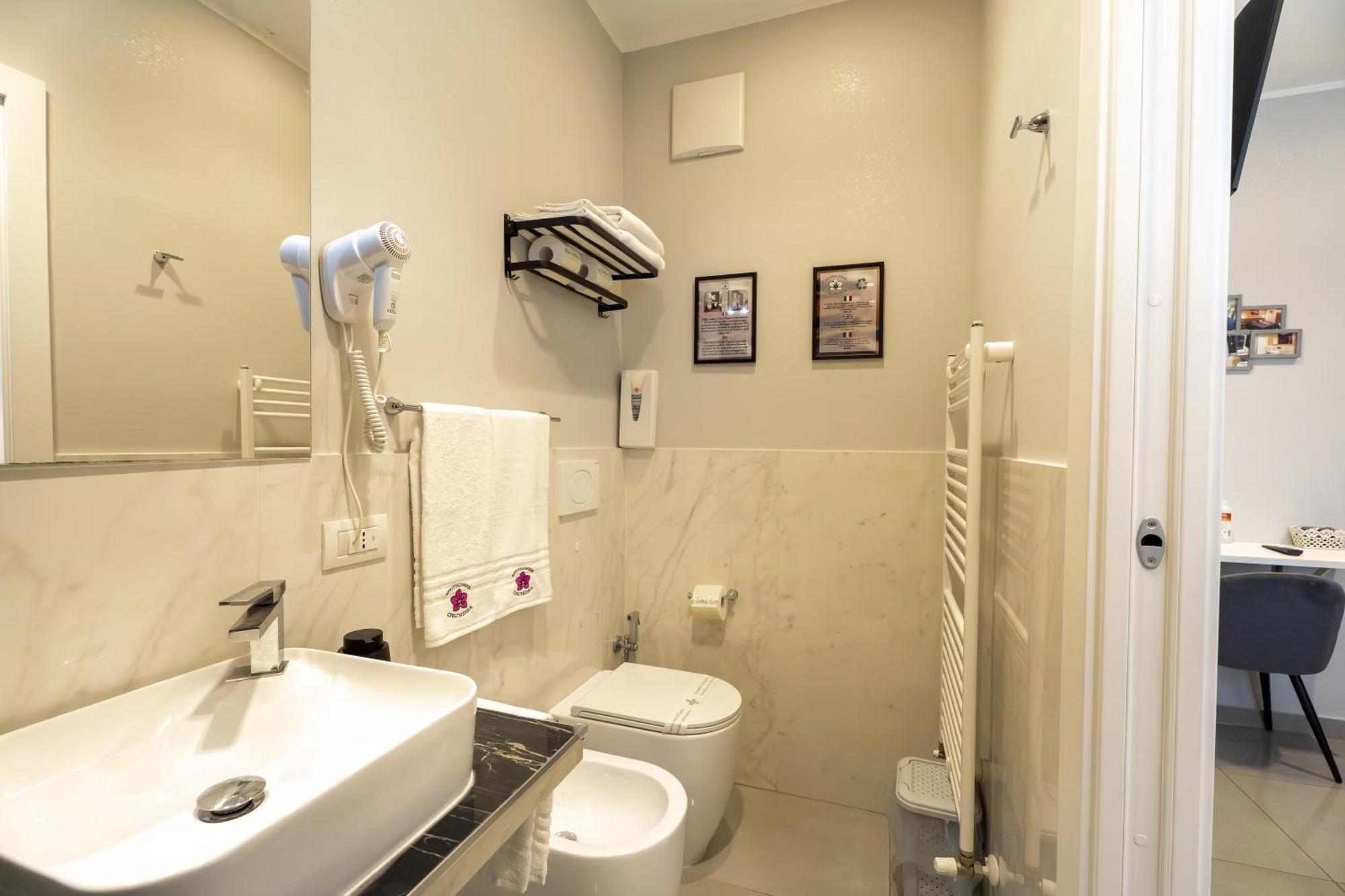 Affittacamere Orchidea For Tourists Hesperia Hosp Modena Exterior foto